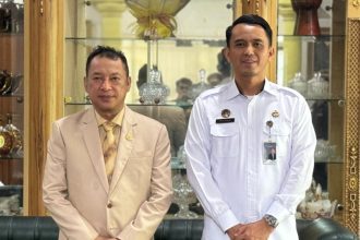 Kepala Kanwil Ditjen Imigrasi Malut, Mohammad Ridwan (kanan) bersama Ketua DPRD Provinsi Maluku Utara, Dr H M Iqbal Ruray.