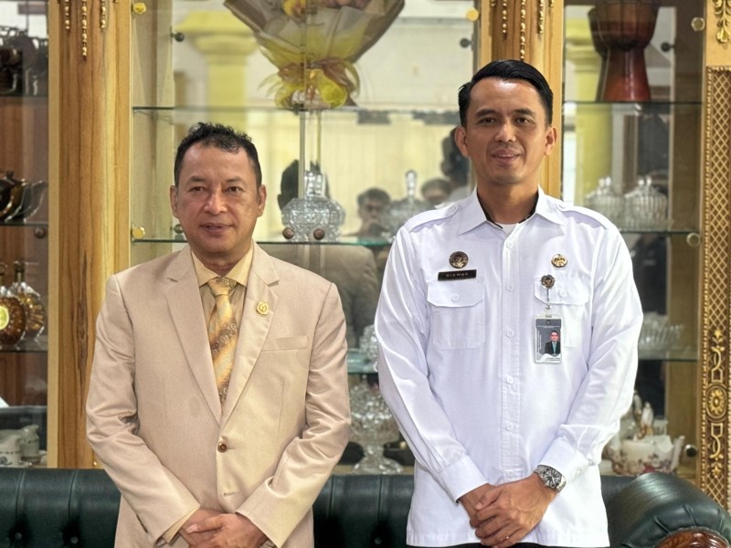 Kepala Kanwil Ditjen Imigrasi Malut, Mohammad Ridwan (kanan) bersama Ketua DPRD Provinsi Maluku Utara, Dr H M Iqbal Ruray.