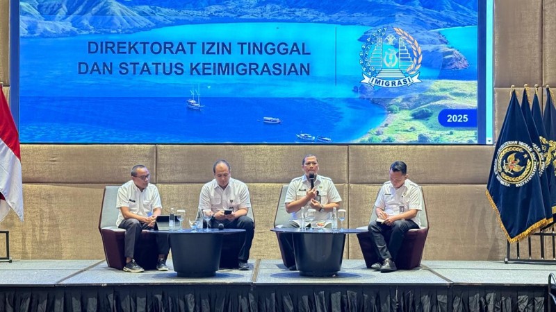 Suasana kegiatan sosialisasi Visa dan Izin Tinggal Keimigrasian dalam Rangka Penyederhanaan Prosedur dan Tata Cara Penggunaan TKA oleh sejumlah narasumber.