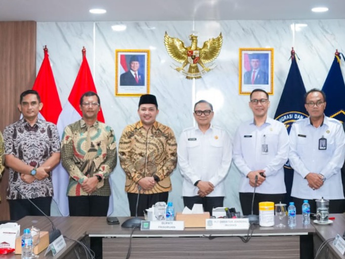 Pelaksana tugas (Plt) Direktur Jenderal Imigrasi, Yuldi Yusman bersama Bupati Pasuruan, Mochamad Rusdi Sutejo, dan jajaran usai audiensi.