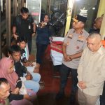 Menteri Perhubungan RI Dudy Purwagandhi bersama Kapolda Jatim, Irjen Pol Nanang Avianto mengunjungi korban selamat.