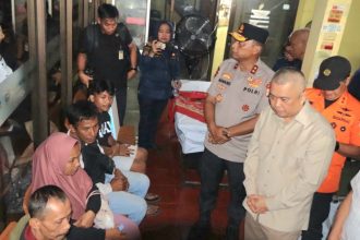 Menteri Perhubungan RI Dudy Purwagandhi bersama Kapolda Jatim, Irjen Pol Nanang Avianto mengunjungi korban selamat.