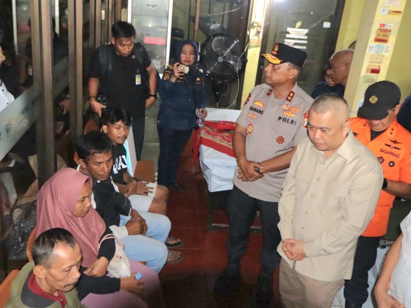 Menteri Perhubungan RI Dudy Purwagandhi bersama Kapolda Jatim, Irjen Pol Nanang Avianto mengunjungi korban selamat.