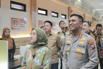 Kapolresta Sidoarjo Kombes Pol Christian Tobing mendampingi Menteri Pendayagunaan Aparatur Negara dan Reformasi Birokrasi (PANRB) Rini Widyantini meninjau Pelayanan di Polresta Sidoarjo.