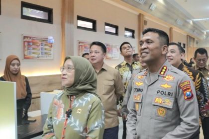 Kapolresta Sidoarjo Kombes Pol Christian Tobing mendampingi Menteri Pendayagunaan Aparatur Negara dan Reformasi Birokrasi (PANRB) Rini Widyantini meninjau Pelayanan di Polresta Sidoarjo.