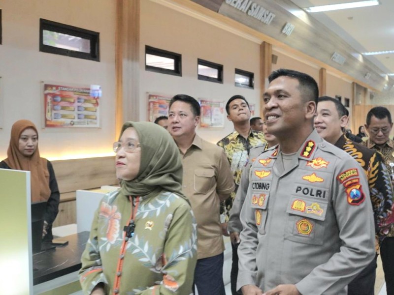 Kapolresta Sidoarjo Kombes Pol Christian Tobing mendampingi Menteri Pendayagunaan Aparatur Negara dan Reformasi Birokrasi (PANRB) Rini Widyantini meninjau Pelayanan di Polresta Sidoarjo.