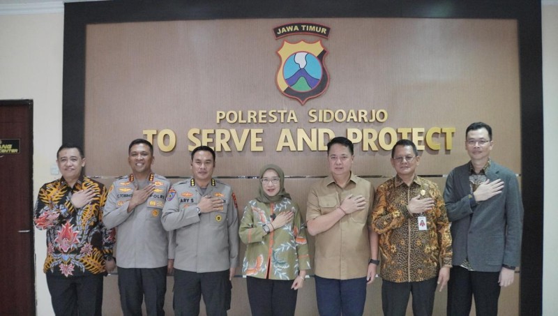 Jajaran Polresta Sidoarjo foto bersama dengan Menteri PAN-RB, Rini 