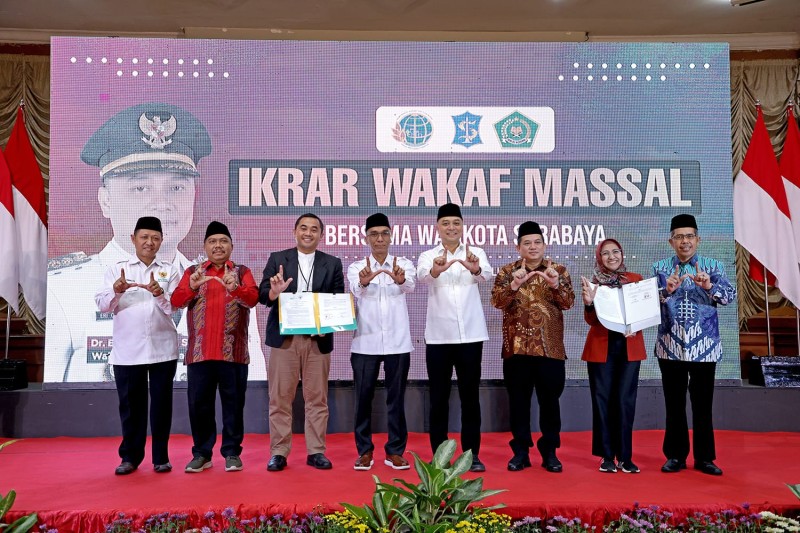 Kegiatan ikrar tanah wakaf di Balai Pemuda Surabaya dihadiri Walikota Surabaya, Eri Cahyadi.