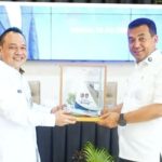 Kakanwil Ditjen Imigrasi Suasana Barat, Said Noviansyah (kiri), memberikan cenderamata kepada Wakil Menteri Imigrasi dan Pemasyarakatan, Silmy Karim saat melakukan kunjungan kerja di Sulbar.