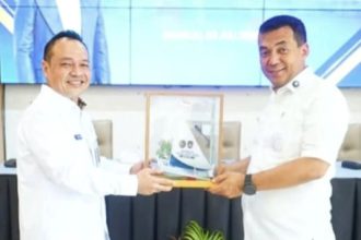 Kakanwil Ditjen Imigrasi Suasana Barat, Said Noviansyah (kiri), memberikan cenderamata kepada Wakil Menteri Imigrasi dan Pemasyarakatan, Silmy Karim saat melakukan kunjungan kerja di Sulbar.