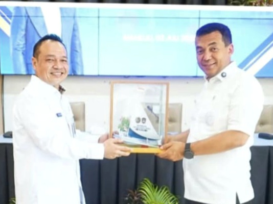 Kakanwil Ditjen Imigrasi Suasana Barat, Said Noviansyah (kiri), memberikan cenderamata kepada Wakil Menteri Imigrasi dan Pemasyarakatan, Silmy Karim saat melakukan kunjungan kerja di Sulbar.