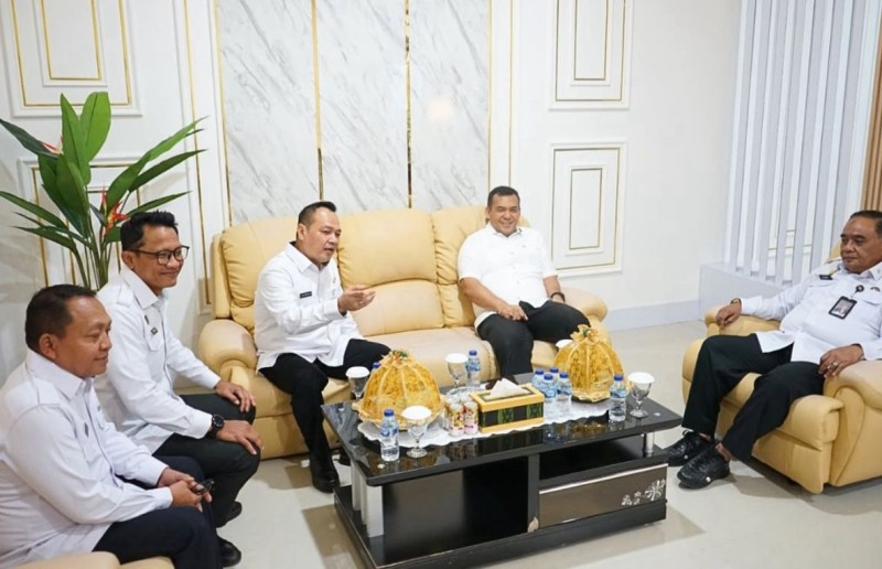 Wamen Imipas Silmy Karim berdiskusi ringan dengan jajaran Kakaanwil Ditjen Imigrasi Sulawesi Barat, Said Noviansyah dan jajaran.