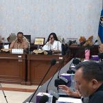 Wakil Wali Kota Surabaya Armuji ketika menerima pengaduan warga yang tertipu oleh pengembang di Balai Kota Surabaya belum lama ini.