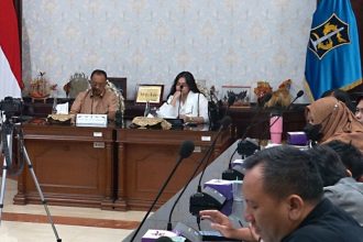 Wakil Wali Kota Surabaya Armuji ketika menerima pengaduan warga yang tertipu oleh pengembang di Balai Kota Surabaya belum lama ini.