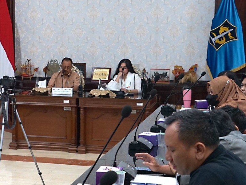 Wakil Wali Kota Surabaya Armuji ketika menerima pengaduan warga yang tertipu oleh pengembang di Balai Kota Surabaya belum lama ini.