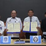 Kakanwil Ditjen Imigrasi Jateng, Is Edy Ekoputranto (kiri) menyaksikan Kakanim Semarang Ari Widodo dan Rektor UNDIP Prof. Dr. Suharnomo menunjukkan PKS yang sudah ditandatangani bersama oleh kedua belah pihak.