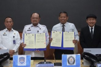 Kakanwil Ditjen Imigrasi Jateng, Is Edy Ekoputranto (kiri) menyaksikan Kakanim Semarang Ari Widodo dan Rektor UNDIP Prof. Dr. Suharnomo menunjukkan PKS yang sudah ditandatangani bersama oleh kedua belah pihak.