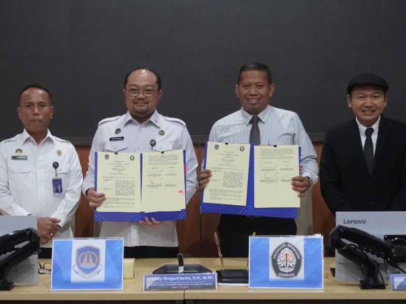 Kakanwil Ditjen Imigrasi Jateng, Is Edy Ekoputranto (kiri) menyaksikan Kakanim Semarang Ari Widodo dan Rektor UNDIP Prof. Dr. Suharnomo menunjukkan PKS yang sudah ditandatangani bersama oleh kedua belah pihak.