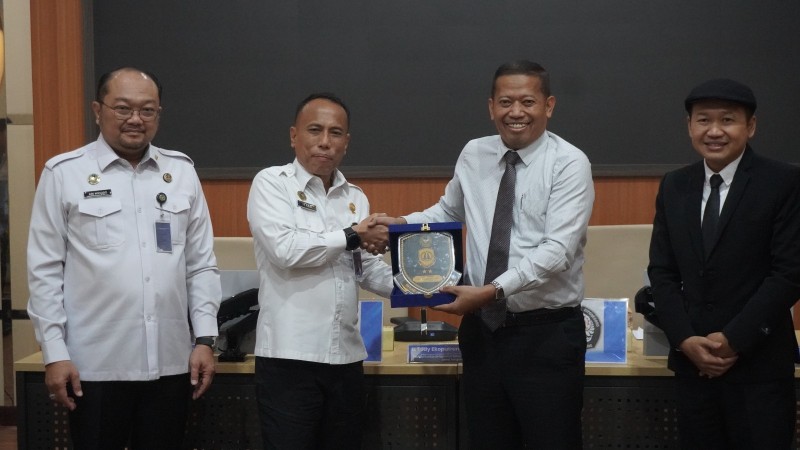 Rektor UNDIP, Prof. Dr. Suharnomo menyerahkan cenderamata kepada Kakanwil Ditjen Imigrasi Jateng Is Edy Ekoputranto disaksikan Kepala Kantor Imigrasi Semarang, Ari Widodo (kiri).