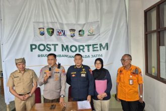 Kapolresta Kombespol Rama Samtama Putra, S.I.K., M.Si., M.H menggelar rilis terbaru identitas dua jenazah korban tenggelamnya KMP Tunu Pratama Jaya.