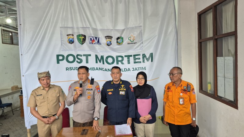 Kapolresta Kombespol Rama Samtama Putra, S.I.K., M.Si., M.H menggelar rilis terbaru identitas dua jenazah korban tenggelamnya KMP Tunu Pratama Jaya.
