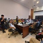 Suasana mediasi bersama Wawali Armuji yang berlangsung di Balai Kota Surabaya, Selasa, 8 Juli 2025, dan menghadirkan langsung pemilik travel, Rozaq, beserta tim kuasa hukumnya dan sejumlah perwakilan korban.
