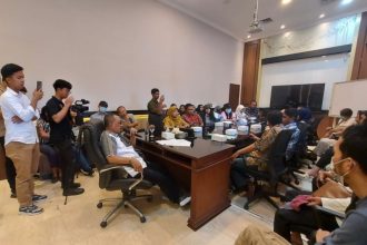 Suasana mediasi bersama Wawali Armuji yang berlangsung di Balai Kota Surabaya, Selasa, 8 Juli 2025, dan menghadirkan langsung pemilik travel, Rozaq, beserta tim kuasa hukumnya dan sejumlah perwakilan korban.