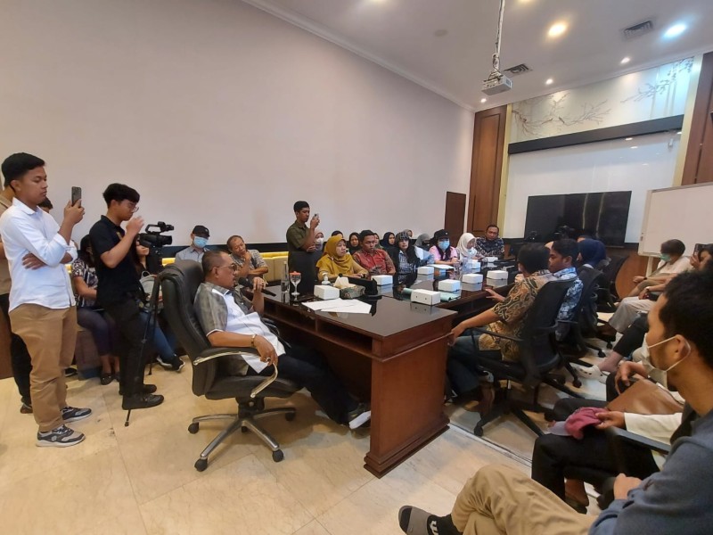Suasana mediasi bersama Wawali Armuji yang berlangsung di Balai Kota Surabaya, Selasa, 8 Juli 2025, dan menghadirkan langsung pemilik travel, Rozaq, beserta tim kuasa hukumnya dan sejumlah perwakilan korban.