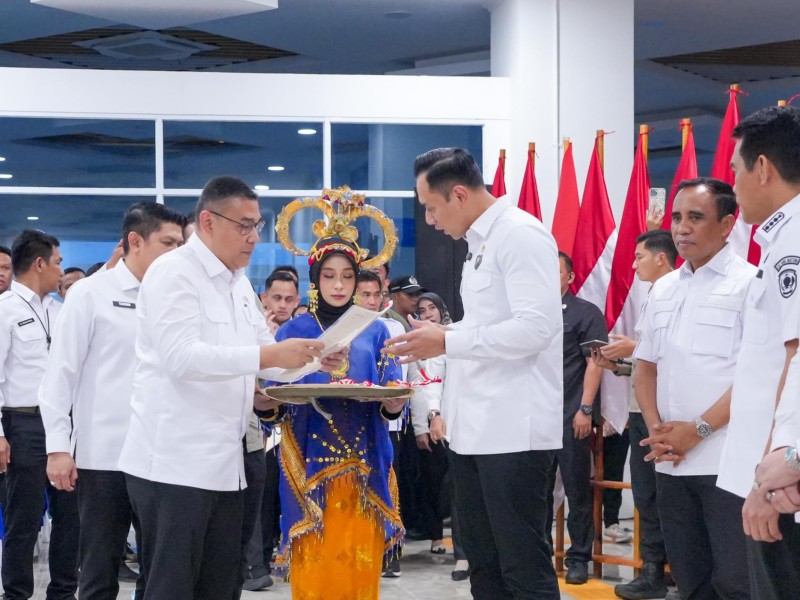 Menteri Koordinator Bidang Infrastruktur dan Pembangunan Kewilayahan Agus Harimurti Yudhoyono (AHY) bersama Wamen Ossy Darmawan membagikan sertifikat bagi masyarakat Donggala.