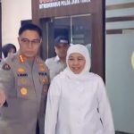 Gubernur Jawa Timur Khofifah Indar Parawansa sekeluar dari ruang pemeriksaan Polda Jatim.