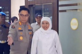 Gubernur Jawa Timur Khofifah Indar Parawansa sekeluar dari ruang pemeriksaan Polda Jatim.