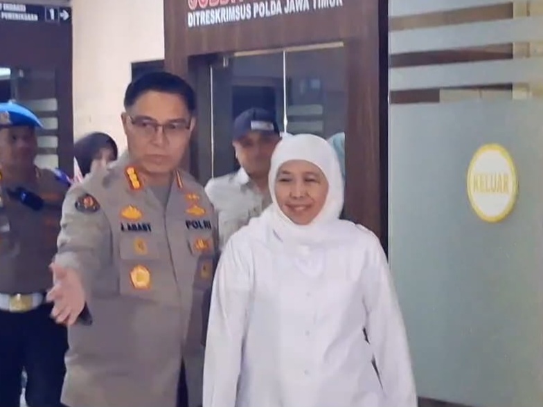 Gubernur Jawa Timur Khofifah Indar Parawansa sekeluar dari ruang pemeriksaan Polda Jatim.