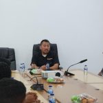 Kepala Kantor Imigrasi Kelas II TPI Atambua, Putu Agus Eka Putra bersama Komunitas Pena Batas dalam ajang silaturahmi.