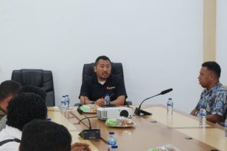 Kepala Kantor Imigrasi Kelas II TPI Atambua, Putu Agus Eka Putra bersama Komunitas Pena Batas dalam ajang silaturahmi.