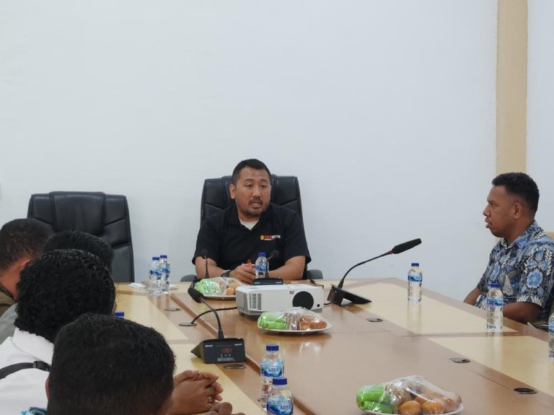 Kepala Kantor Imigrasi Kelas II TPI Atambua, Putu Agus Eka Putra bersama Komunitas Pena Batas dalam ajang silaturahmi.