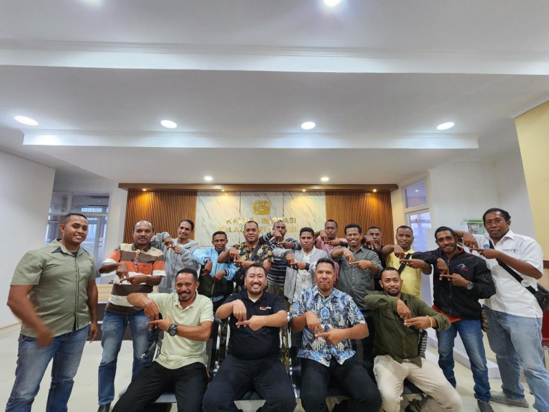 Para wartawan yang tergabung Komunitas Pena Batas foto bersama dengan jajaran pejabat Imigrasi Kelas II TPI Atambua.