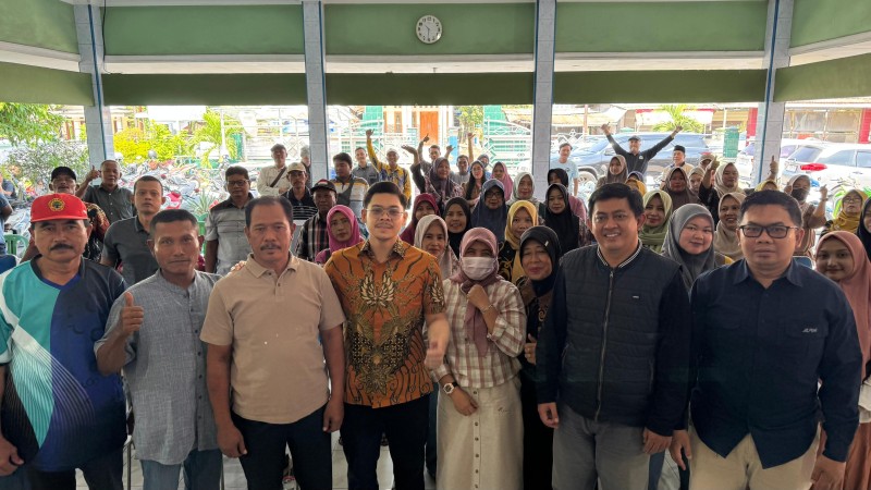 Mas Adiel bersama warga Balonggabus berfoto bersama usai kegiatan reses.