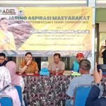 Mas Adiel dalam forum jaring aspirasi masyarakat (jasmas) yang digelar di aula balai desa dengan dihadiri sekitar 150 warga.