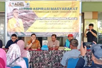 Mas Adiel dalam forum jaring aspirasi masyarakat (jasmas) yang digelar di aula balai desa dengan dihadiri sekitar 150 warga.
