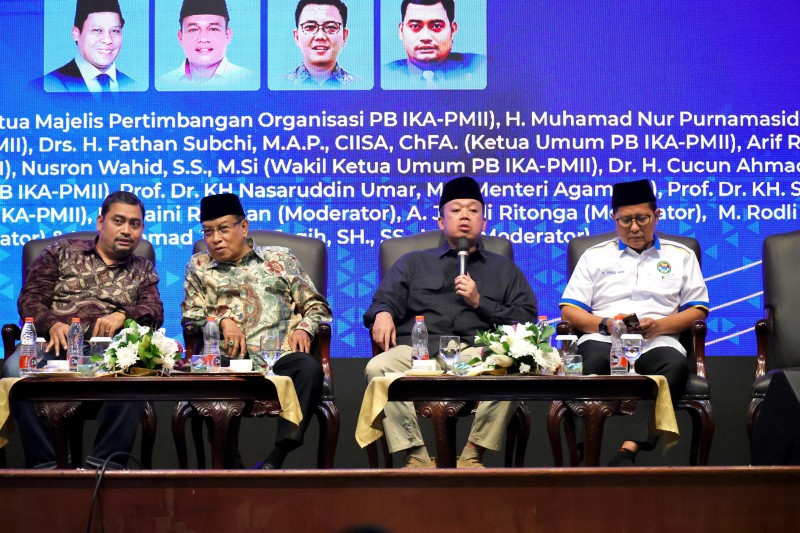 Menteri ATR/BPN Nusron Wahid bersama para pembicara lain seperti Said Aqil Siradj dan lainnya hadir pada acara PMII di Jakarta.