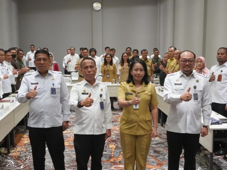 Kakanwil Ditjen Imigrasi Jateng, Is Edy Ekoputranto (dua dari kiri) bersama jajaran Imigrasi Semarang dan stakeholder sepakat melakukan pengawasan orang asing bersama-sama.