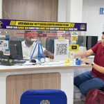 Petugas imigrasi melayani pembuatan paspor di Kantor Imigrasi Tangerang.