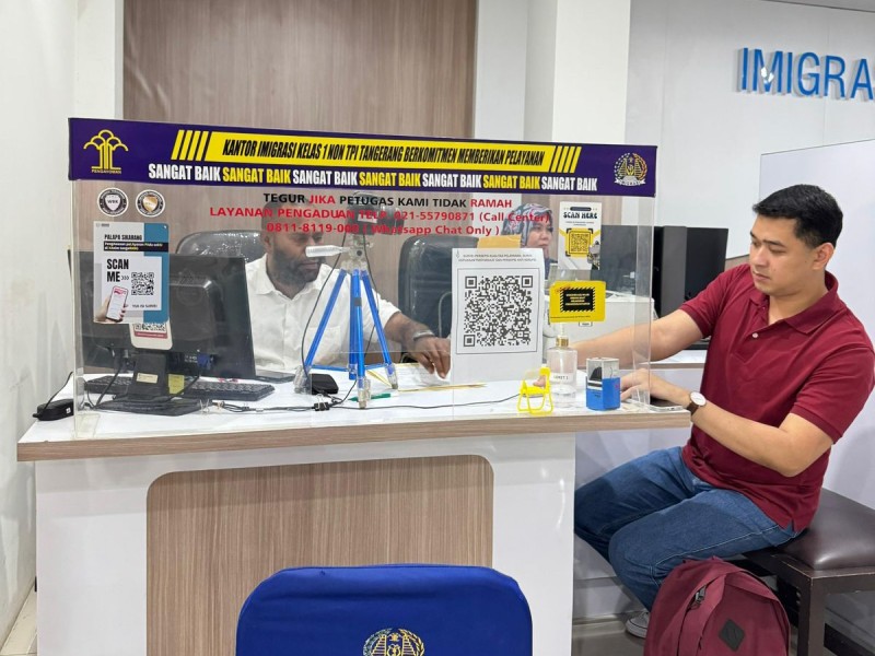 Petugas imigrasi melayani pembuatan paspor di Kantor Imigrasi Tangerang.