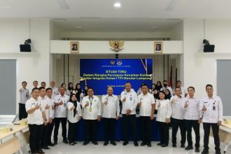 Rombongan Kepala Kantor Imigrasi Kelas I TPI Bandar Lampung, Said Ismail, foto bersama dengan jajaran Imigrasi Semarang.