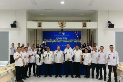 Rombongan Kepala Kantor Imigrasi Kelas I TPI Bandar Lampung, Said Ismail, foto bersama dengan jajaran Imigrasi Semarang.