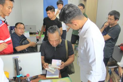 Petugas Inteldakim Kantor Imigrasi Semarang melakukan operasi pengawasan Wirawaspada pada salah satu perusahaan yang mempekerjakan orang asing.