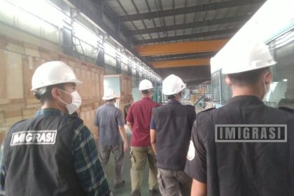 Petugas Inteldakim Kantor Imigrasi Tanjung Perak menyisir perusahaan yang mempekerjakan orang asing