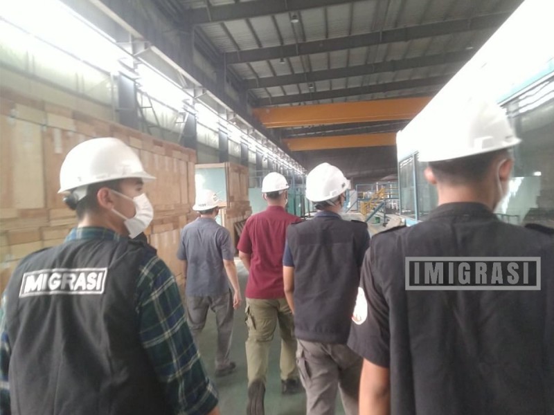 Petugas Inteldakim Kantor Imigrasi Tanjung Perak menyisir perusahaan yang mempekerjakan orang asing