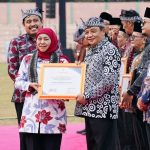 Anggota Fraksi PDI Perjuangan DPRD Jatim, Guntur Wahono, bersama Gubernur Jawa Timur, Khofifah Indar Parawansa.