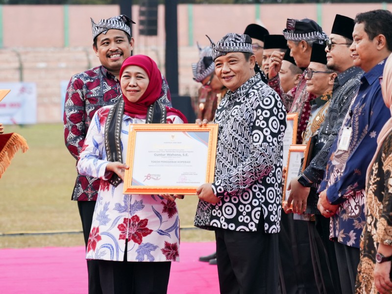 Anggota Fraksi PDI Perjuangan DPRD Jatim, Guntur Wahono, bersama Gubernur Jawa Timur, Khofifah Indar Parawansa.
